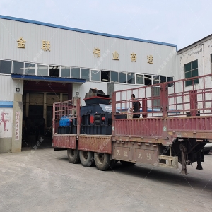 1200x800彈簧式半自動液壓對輥破碎機發貨圖片