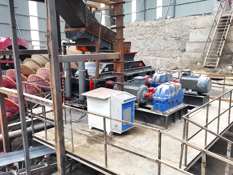 制砂用什么設備效果好？這款全自動數(shù)控對輥制砂機很不錯