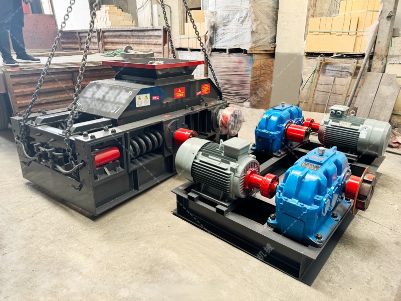 對輥細(xì)碎機(jī)_小型細(xì)碎對輥機(jī),新型制砂細(xì)碎機(jī)生產(chǎn)視頻/型號圖片 對輥細(xì)碎機(jī)_小型細(xì)碎對輥機(jī),新型制砂細(xì)碎機(jī)生產(chǎn)視頻/型號圖片