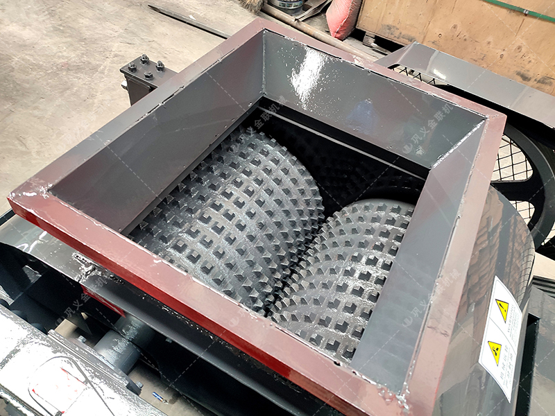 雙齒輥與光面輥差異解析：煤矸石破碎該選哪種對(duì)輥設(shè)備？